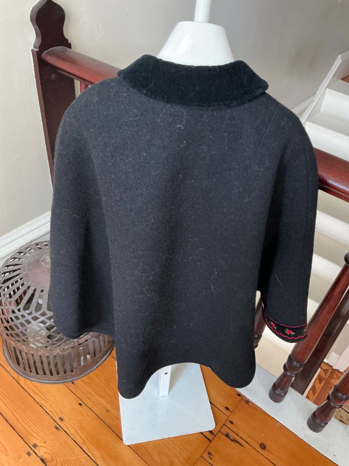 Vtg Black Wool Kneidinger Modell Austria Cape Coat w/ Lining & Flower Trim XS