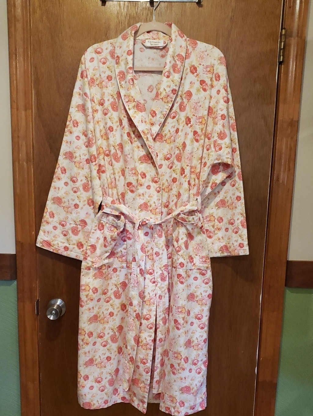 Vintage 90&rsquo;s 100% Cotton Victoria&rsquo;s Secret Garden Rose Floral Robe With Tie.