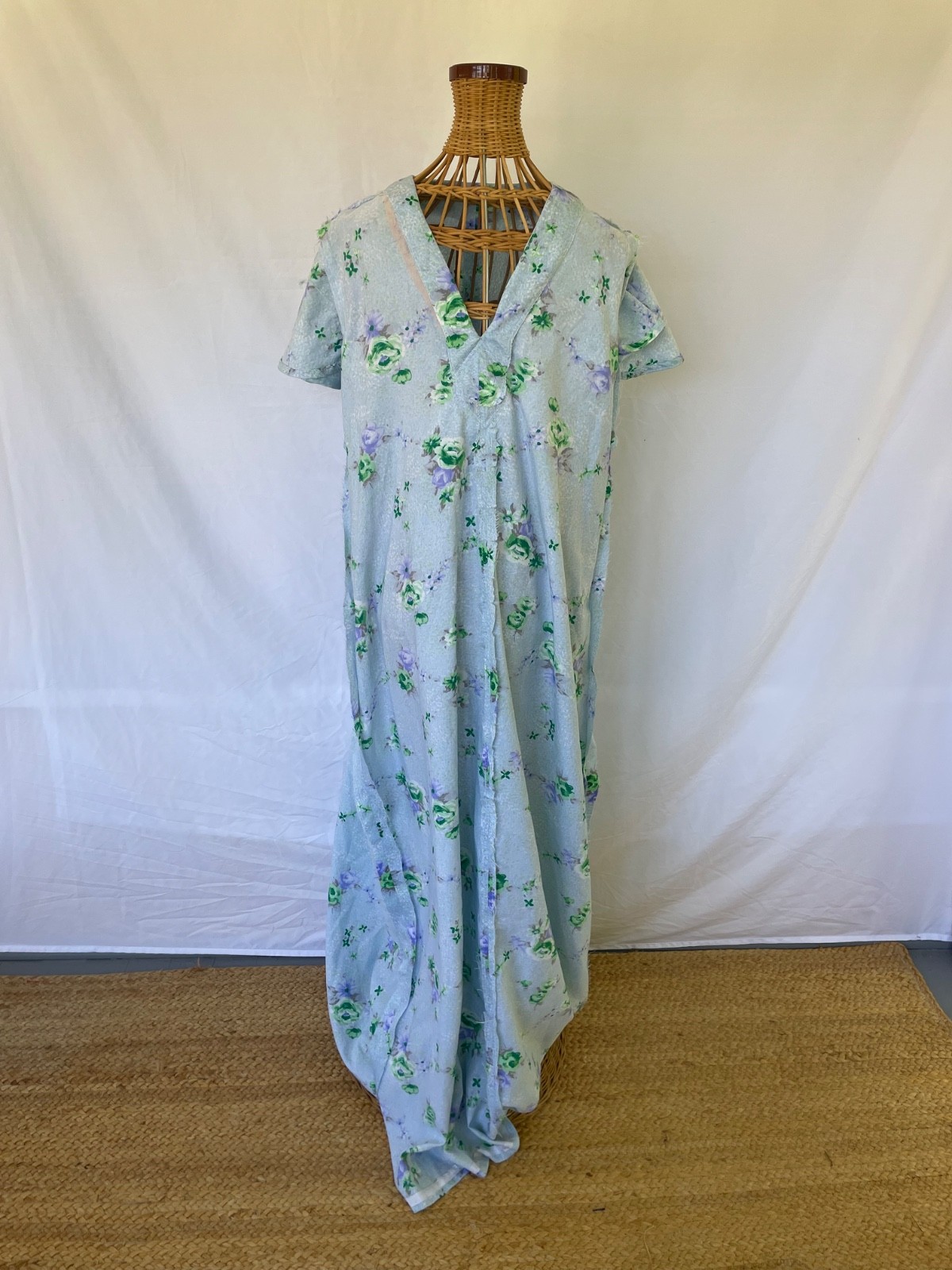 Lovely flowing vintage 70s floral maxi tea dress