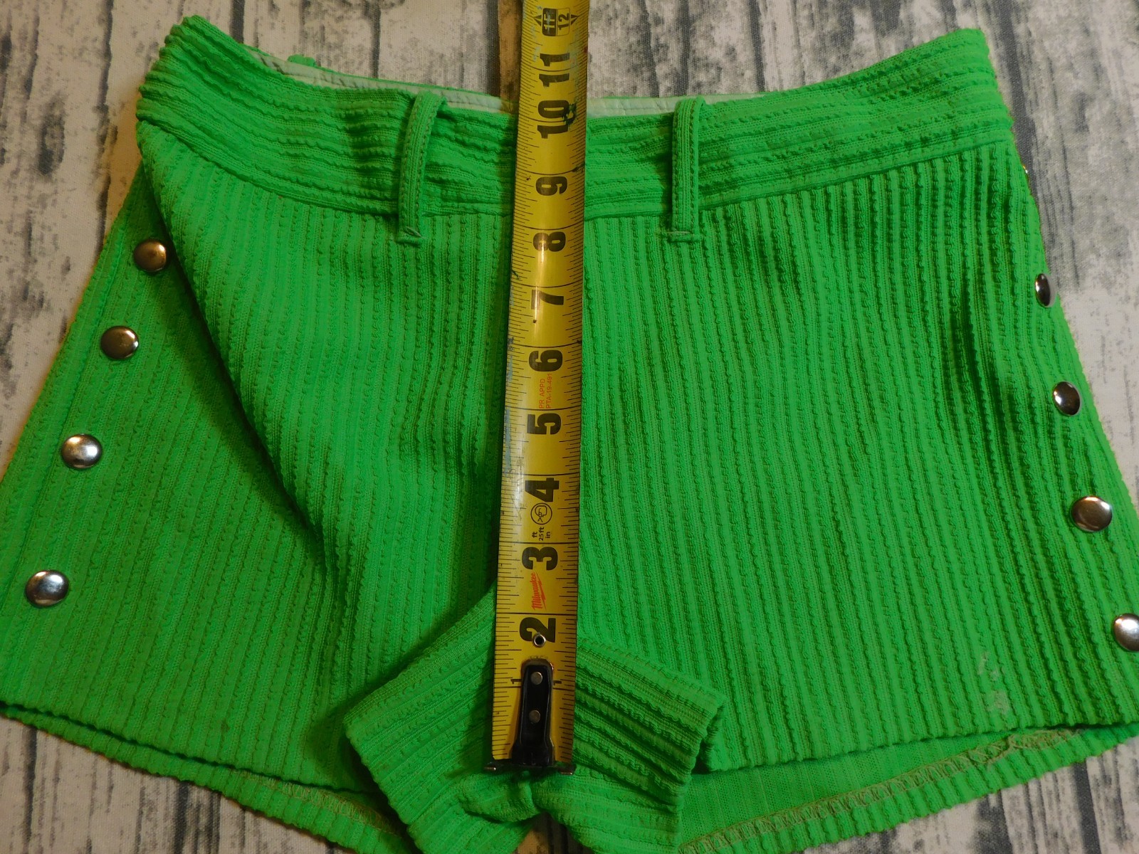 VTG GOGO SHORTS MOD BRIGHT GREEN SNAP FRONT TEXTURED POLY 60&rsquo;s 70&rsquo;s WOMENS 9 10