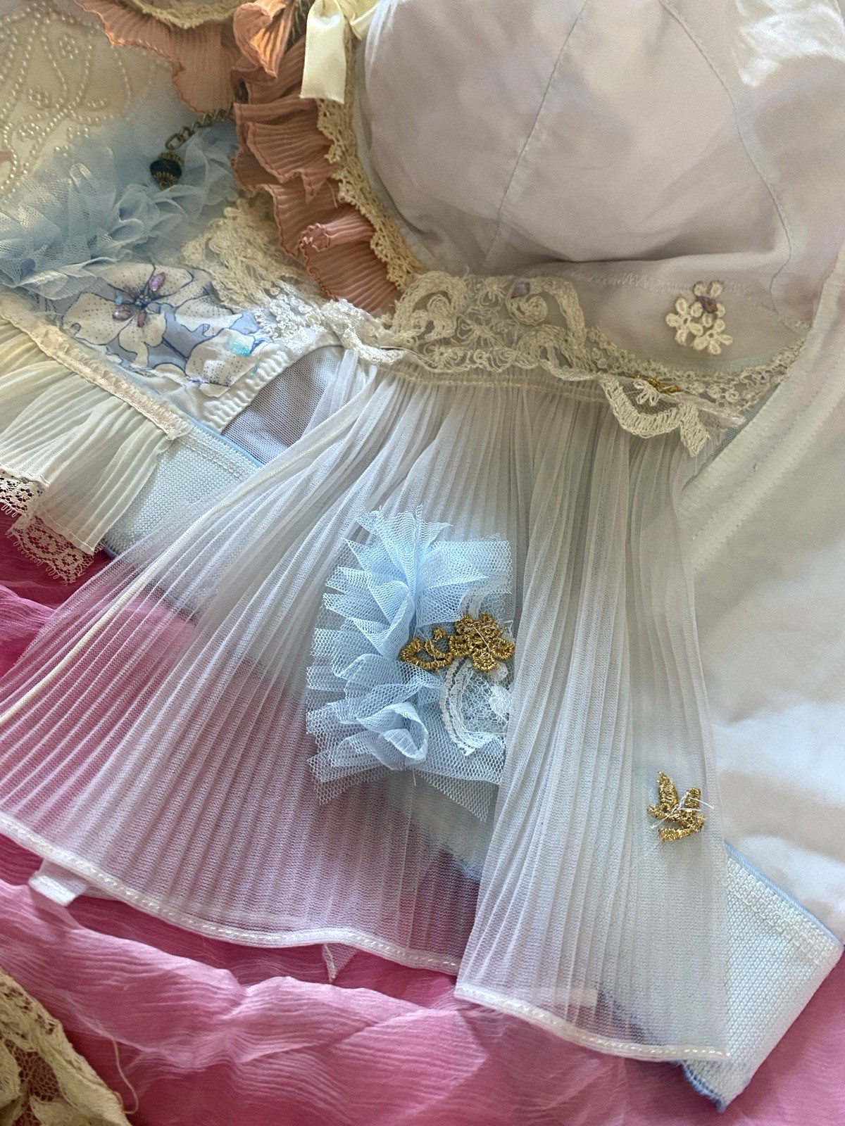VTG BuLLeT BrA DoLLcORe AvAnT RhInEsToNeS PlEaTs LAcE ChAIn PearLS 46 48 E NWT