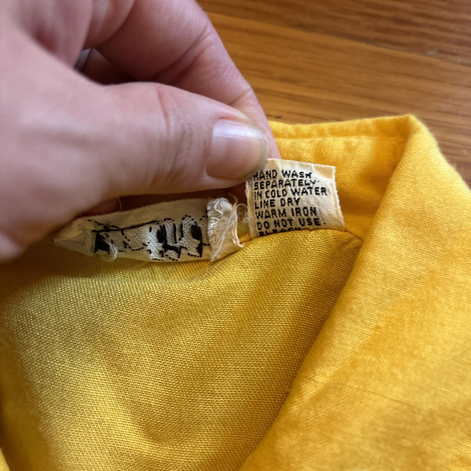 VTG Entity Women&rsquo;s 42 Yellow Button Down Long Sleeved Pocket Blouse