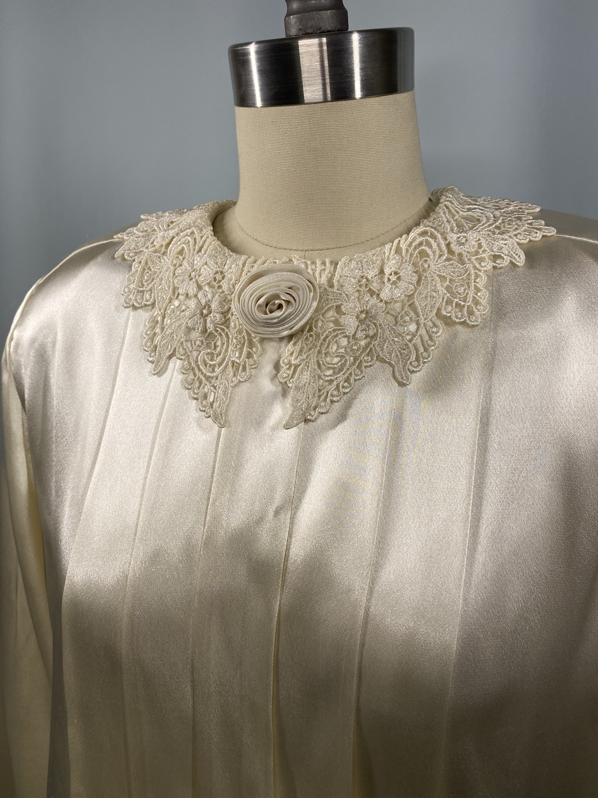 Vintage Blouse PETITE SOPHISTICATE SIZE 2P XS ivory satin top pleat lace 80s 90s