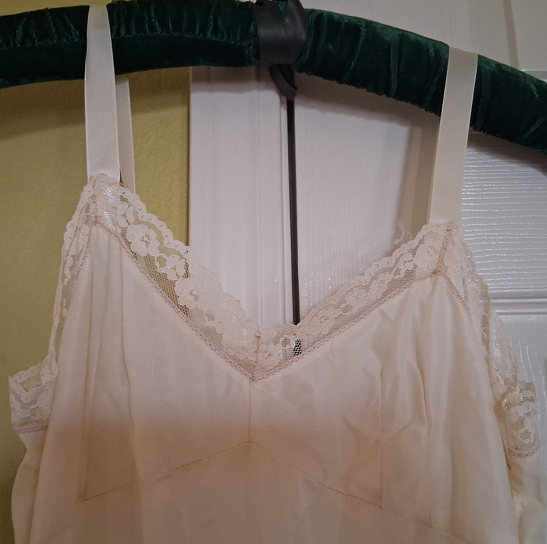 VNTAGE FLOOR LENGTH LONG BEIGE SLIP W/LACE TRIM, NO LABEL, LOOKS LIKE A SMALL SZ