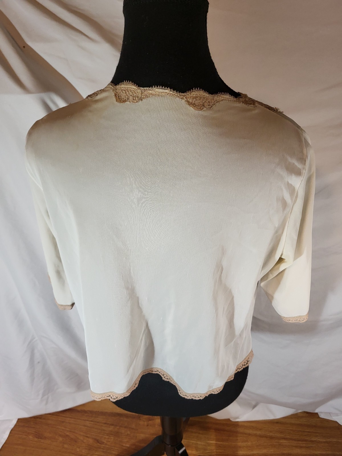 Vtge Mistee Nylon Size Large Bed Jacket Ivory W Beige Lace