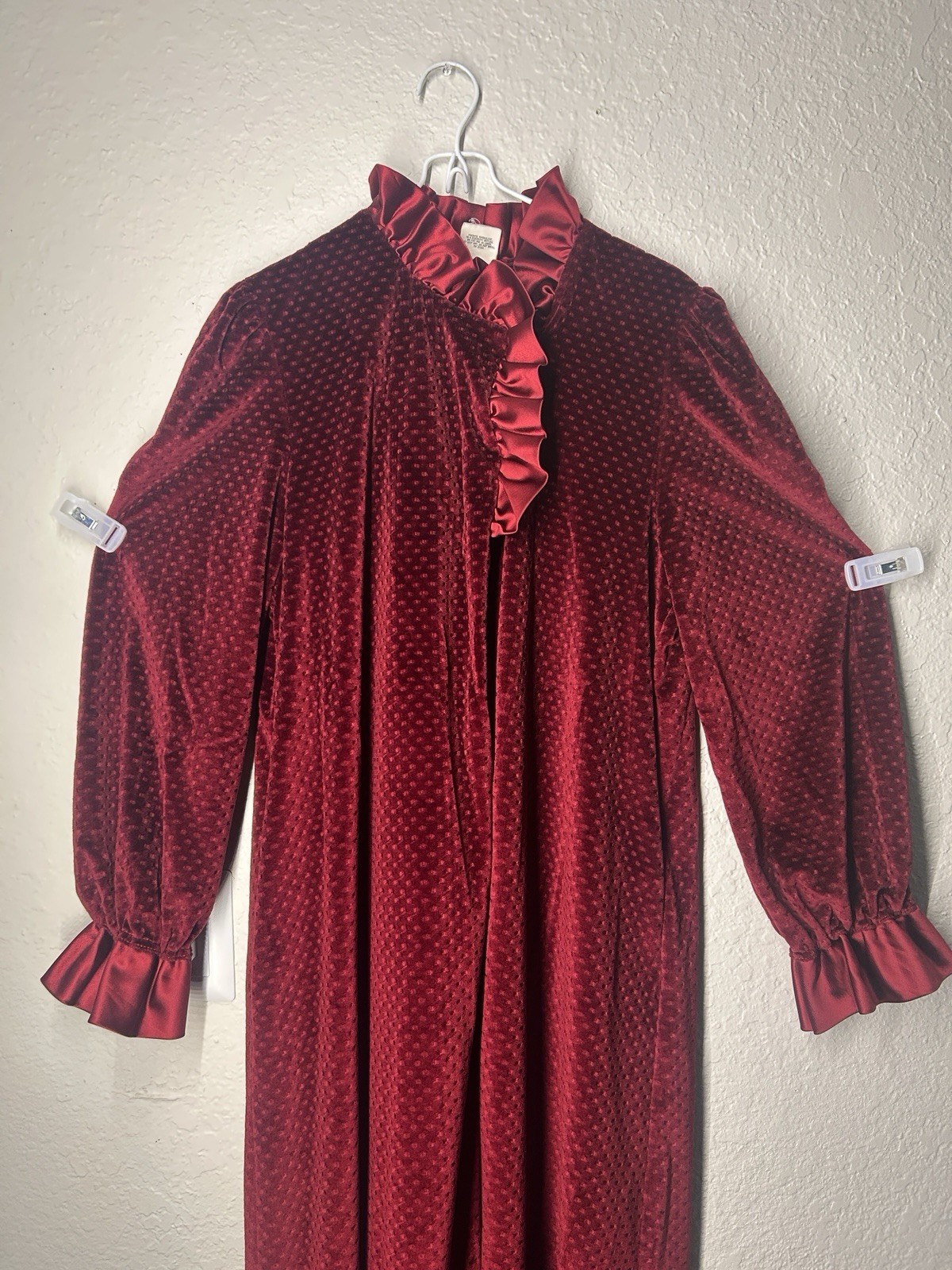 Vintage70’/80’sDonna Richard for Gilligan & O&rsquo;Malley Burgundy Velvet Robe Ruffle