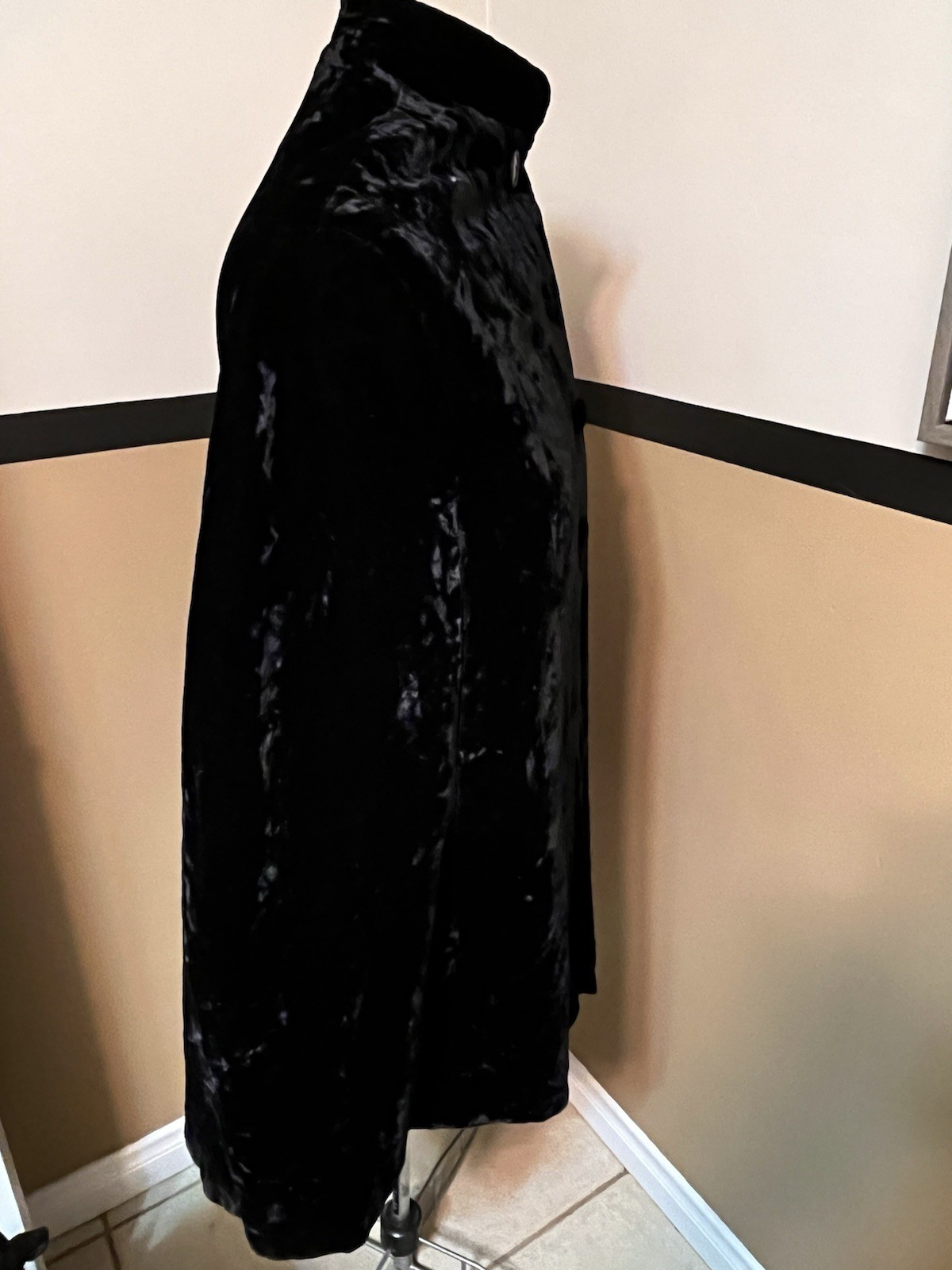 VTG Black Velvet Cape Button Front Victorian Opera Goth Steampunk 34” Long READ