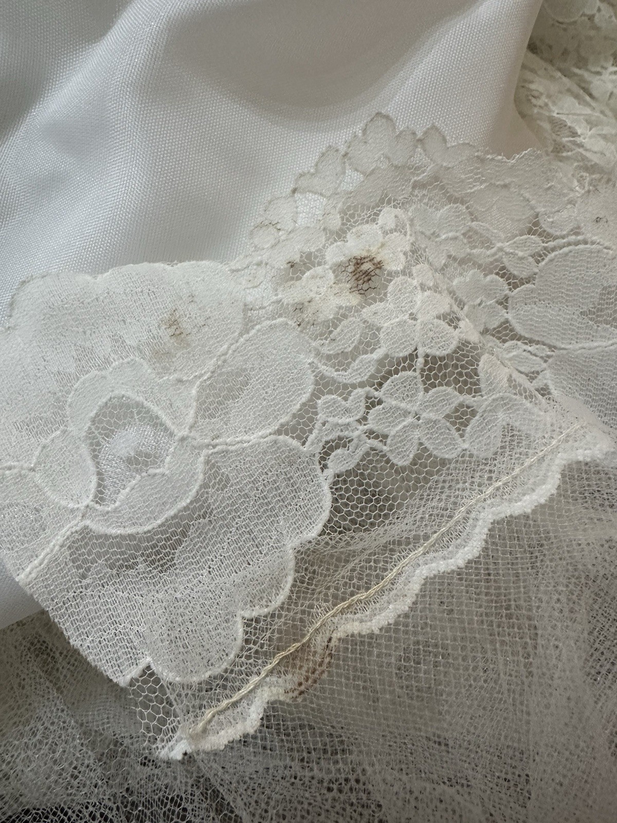 Vintage Wedding Dress Gown S White Chantilly Lace Long Sleeve Fitted Train Veil