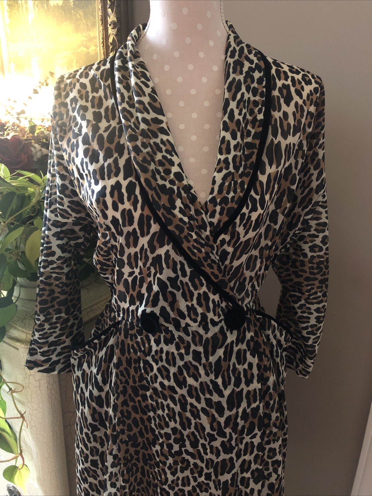 Vintage Vanity Fair Leopard Robe Short Double Breasted 2 Button Women’s Small 34