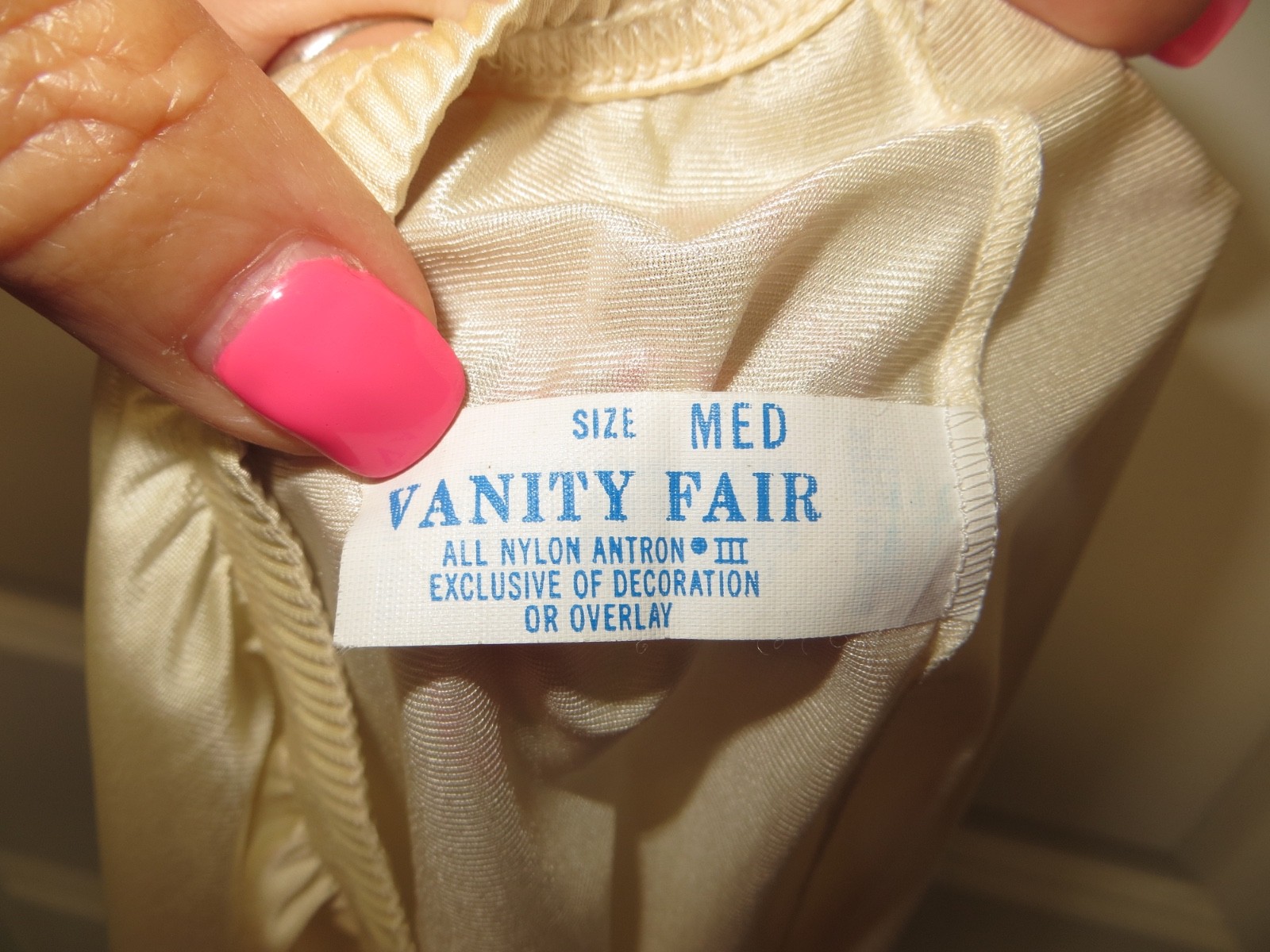 Vintage Vanity Fair Half Slip – Off-White Color – Size Medium – 22&Prime; Long