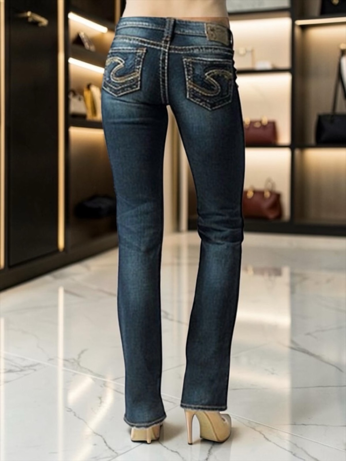 Silver Women’s Jeans Lola Blue Denim W 33/L 31 99% Cotton Distressed Bootcut