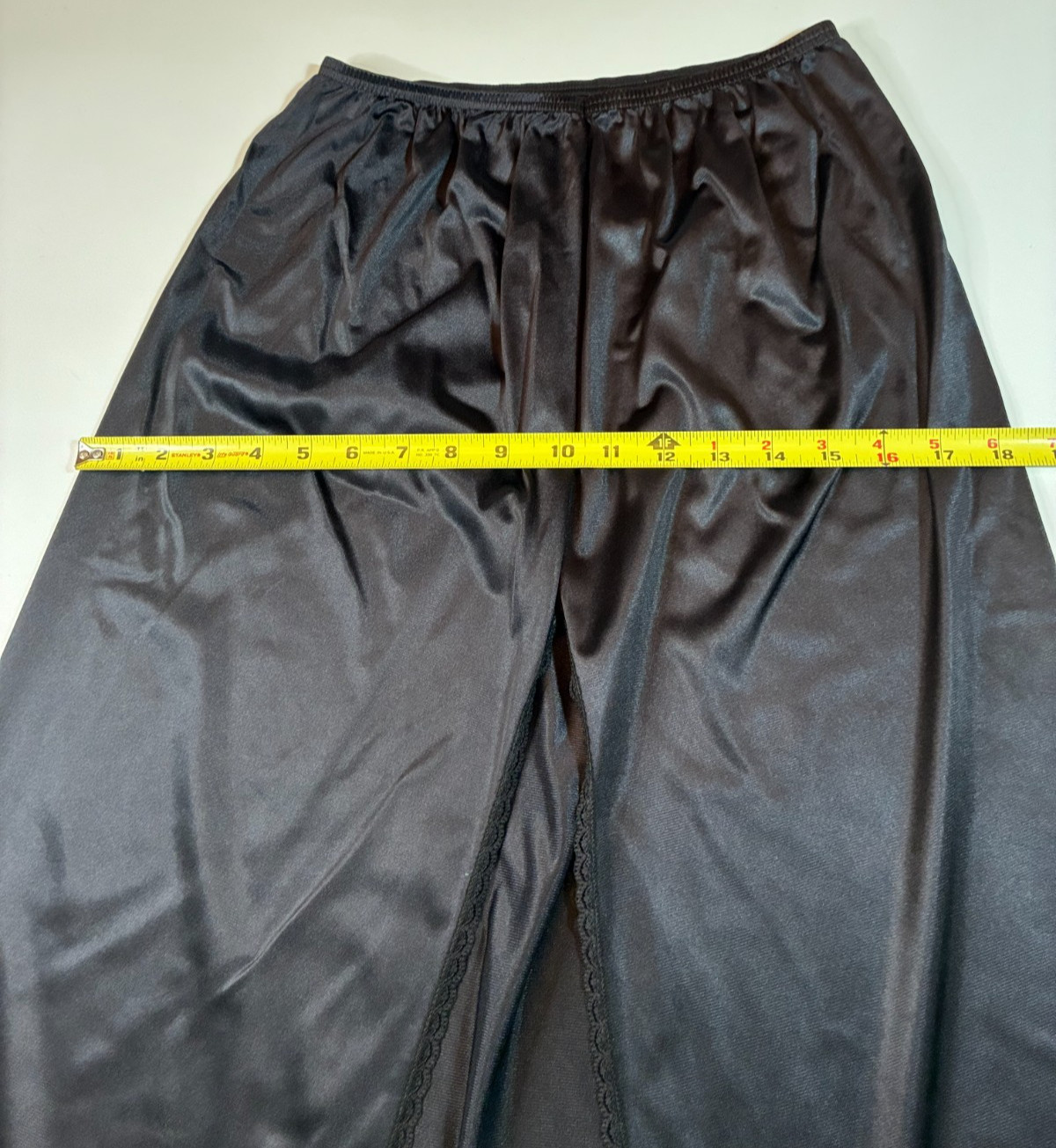 VASSARETTE Black HALF SLIP Size MEDIUM 40 Nylon Slit LACE HEM OfficeSiren Goth