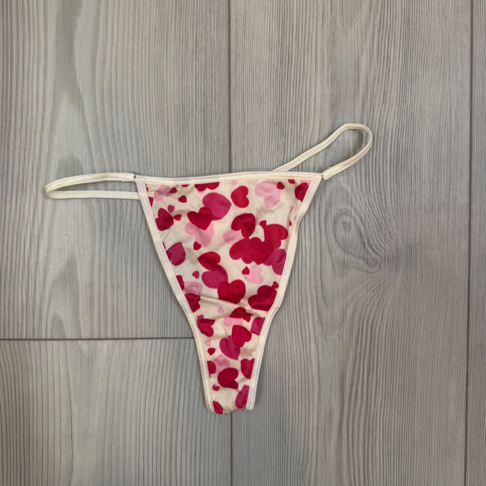 Vintage Victoria&rsquo;s Secret Heart Print V-String Thong 2001 Y2K Pink Red NWT Small