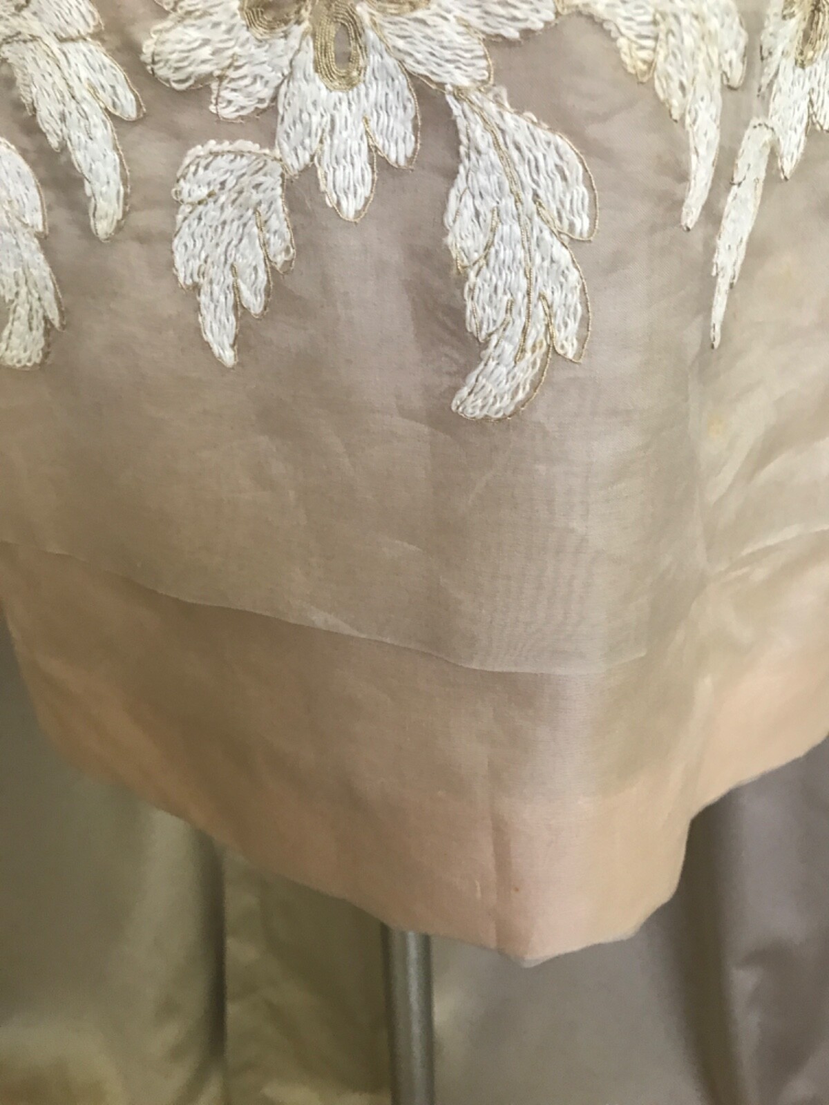 Vintage « Union » made with silk & taffeta flowerly embroidered ivory/peach dress