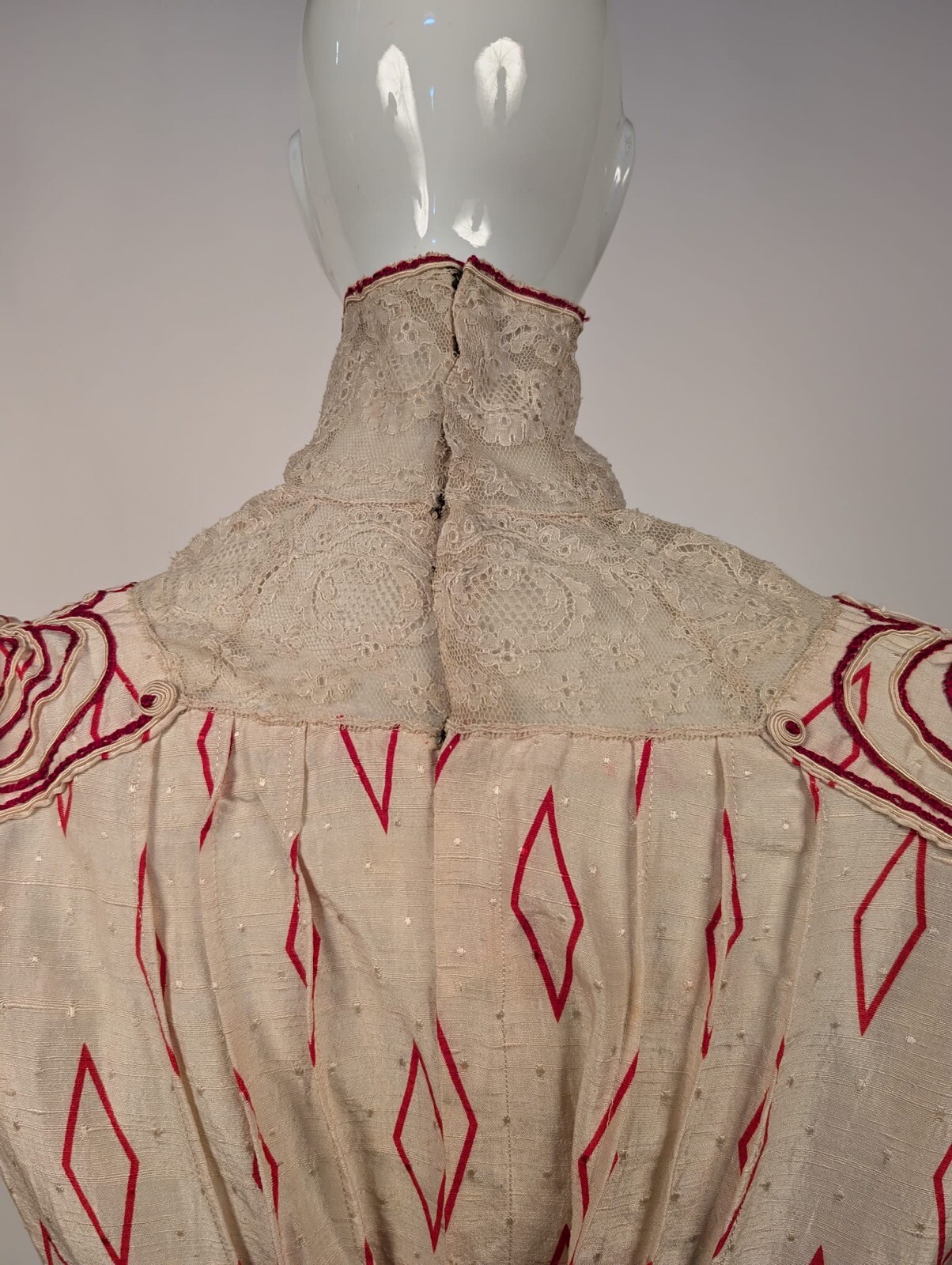 EDWARDIAN RED DIAMOND PRINT SILK SHANTUNG BODICE W HIGH LACE COLLAR