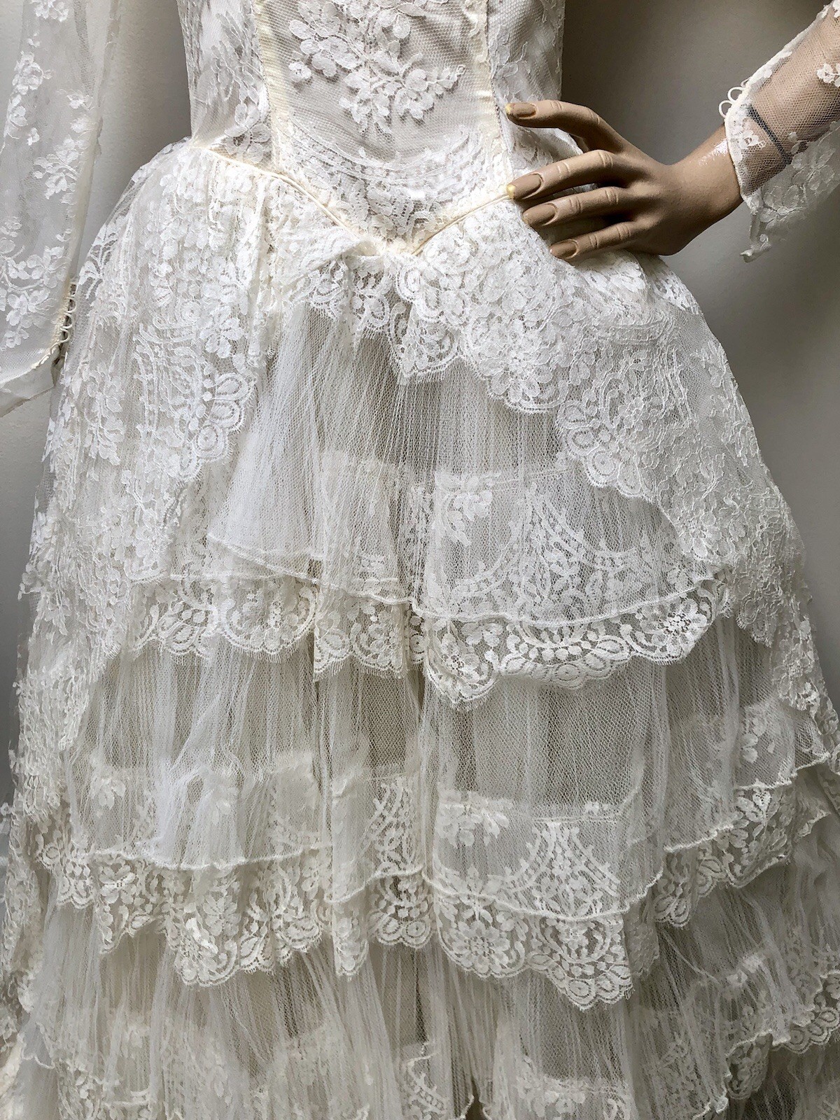 Vintage 1950s Princess Bride Wedding Gowns Ivory Illusion Chantilly Lace Dresses