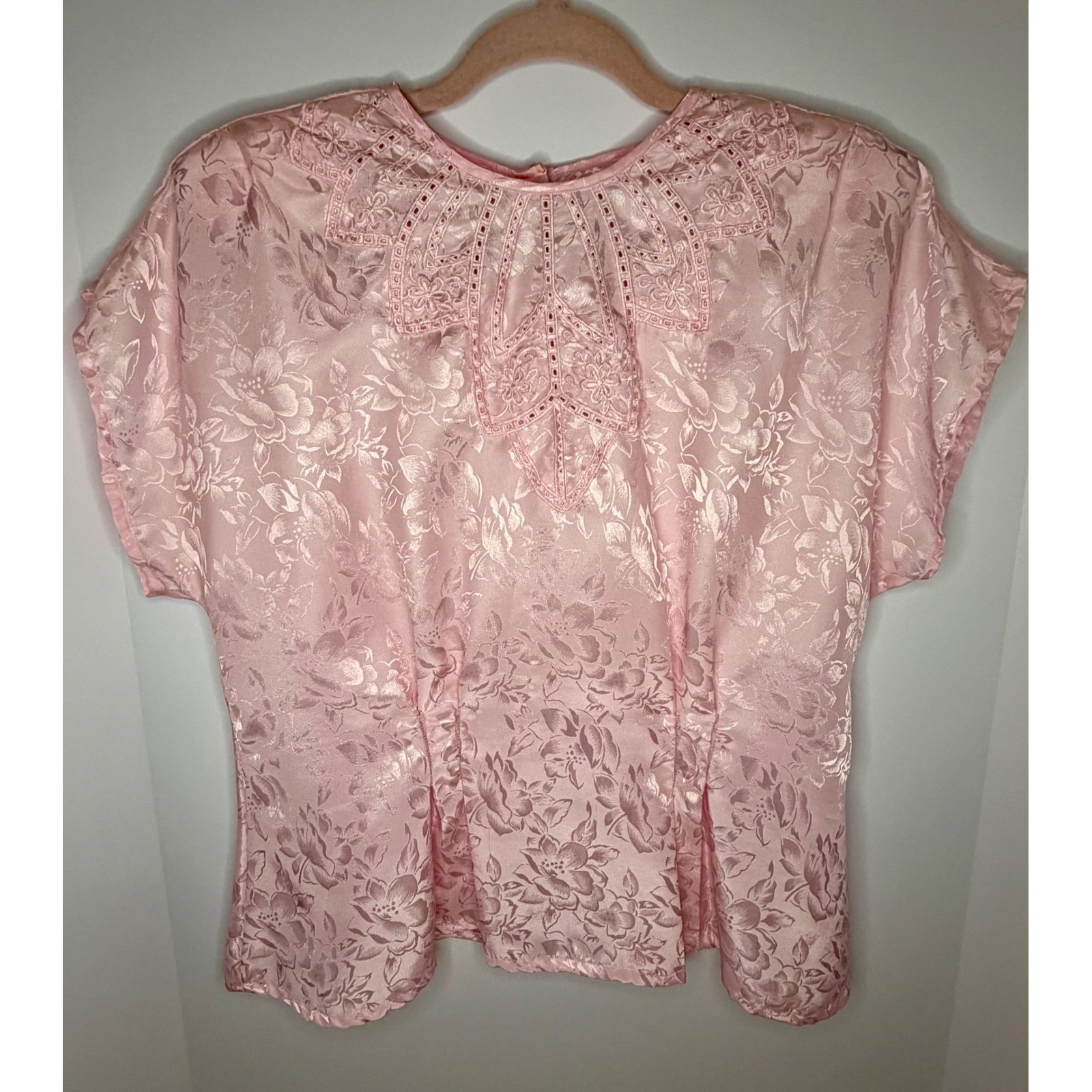 Vintage 80&rsquo;s Pink Jacquard Blouse Lace Bib Collar Button Back Short Sleeve Top
