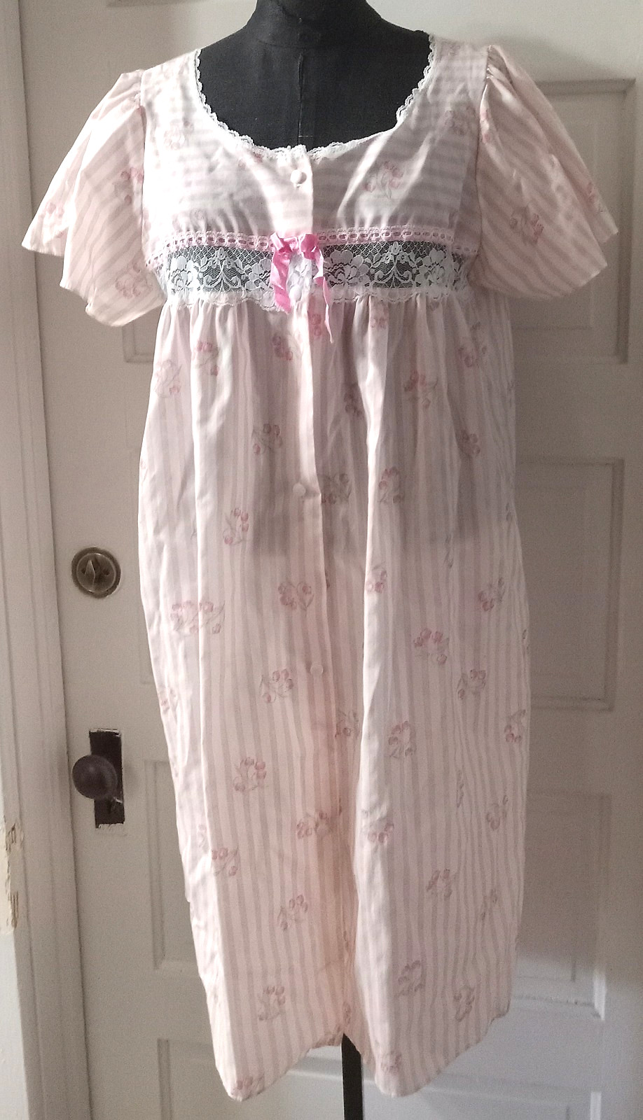 80&rsquo;s PREVIEWS Button Up Pink Stripe Floral Robe Lace Accent M