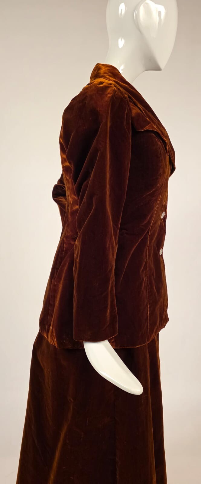EXCEPTIONAL EDWARDIAN 2 PC HIGH SHINE GOLDEN BROWN SILK VELVET WALKING SUIT