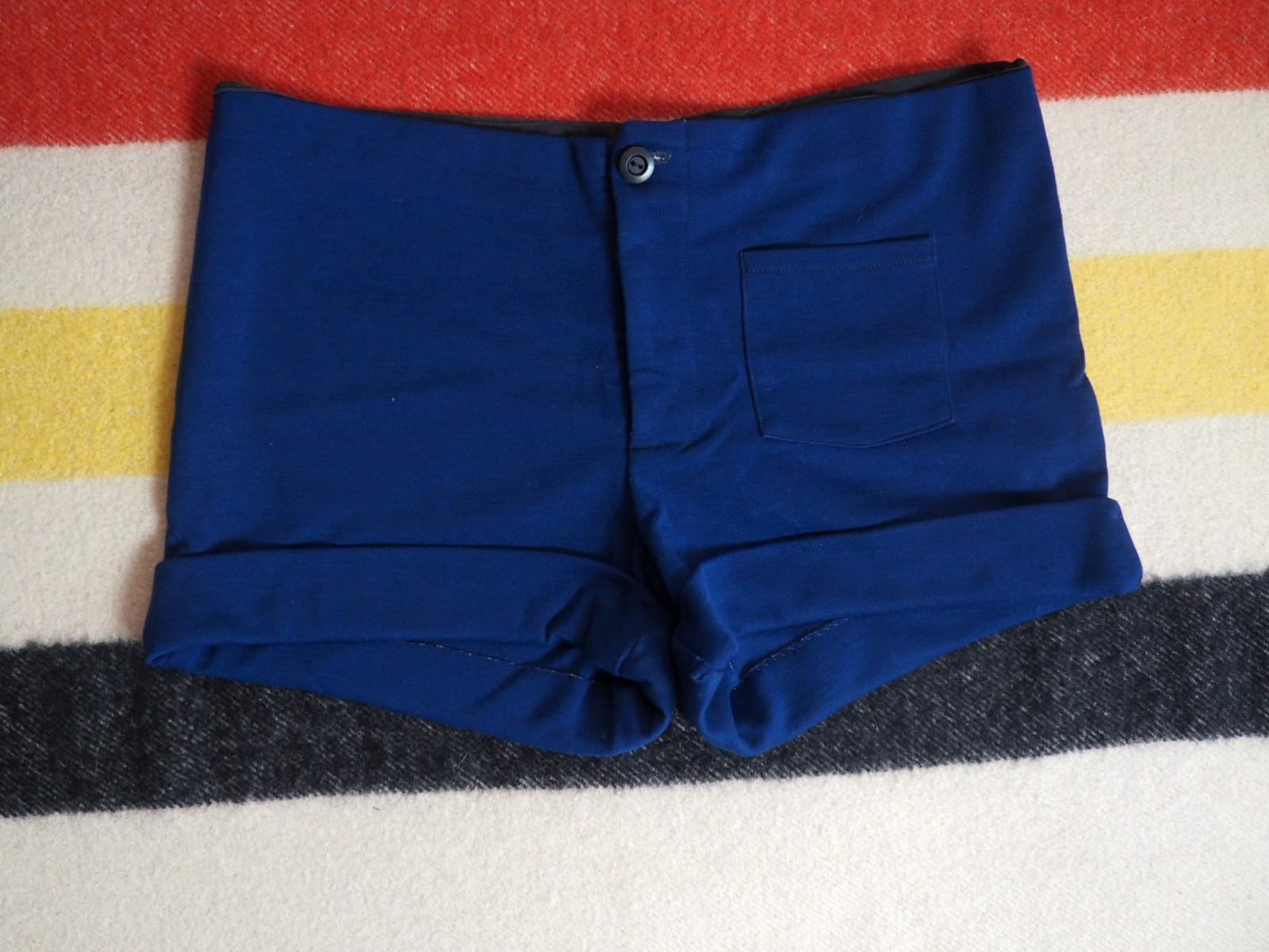 VTG 60s 70s Navy Blue Poly Pocket Summer Cuffed 36W Hippy Hot Shorts Womens