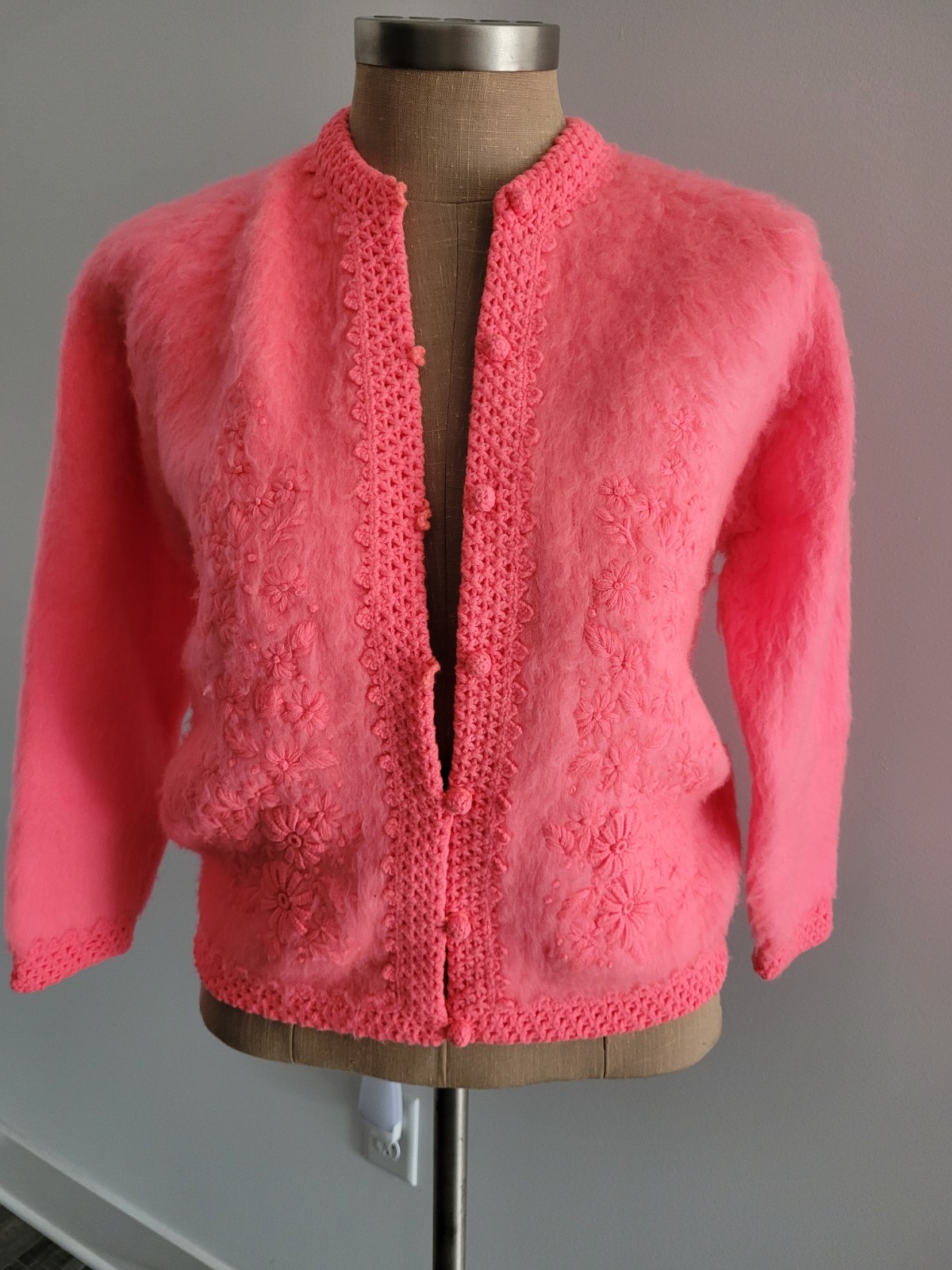 MOD Fluorescent Pink Full Fashioned Vintage 60s Embroidered Flower Cardigan M