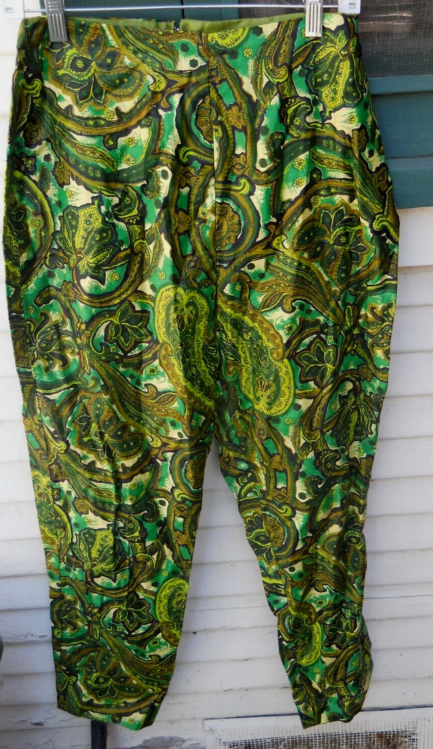 VINTAGE 70&rsquo;S WOMEN&rsquo;S CAPRI GREEN PAISLEY PANTS SZ 26&Prime; W X 28&Prime; L LINED NO LABEL