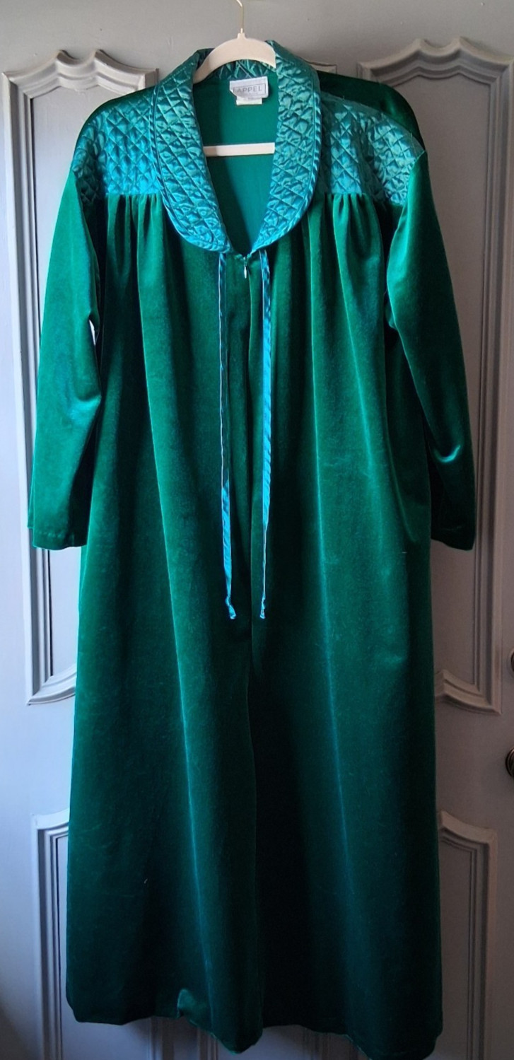 VNT Green Velvet House Coat Dress Robe Appel Large- 52&Prime; Waist, 50&Prime; Long Pockets