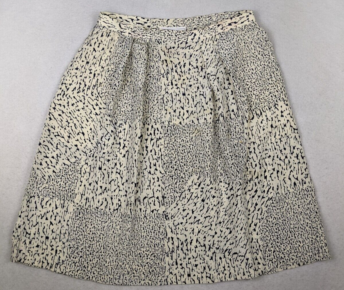 VINTAGE WOMEN&rsquo;S IVORY & BLUE PRINT 100% SILK SKIRT – CARLISLE – SIZE 12 – FLAWS