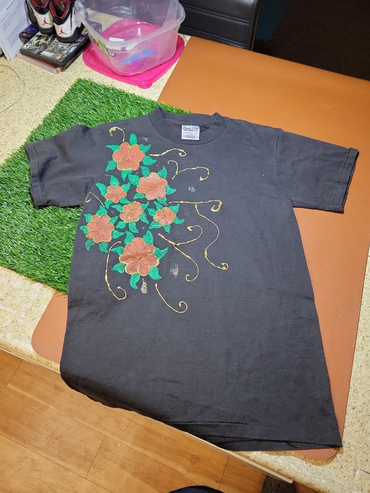 Vintage single stitched roses tshirt oneita medium