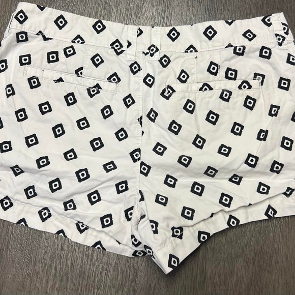 Old Navy white shorts with black square pattern, size 4 #oldnavy #geometric 86.2