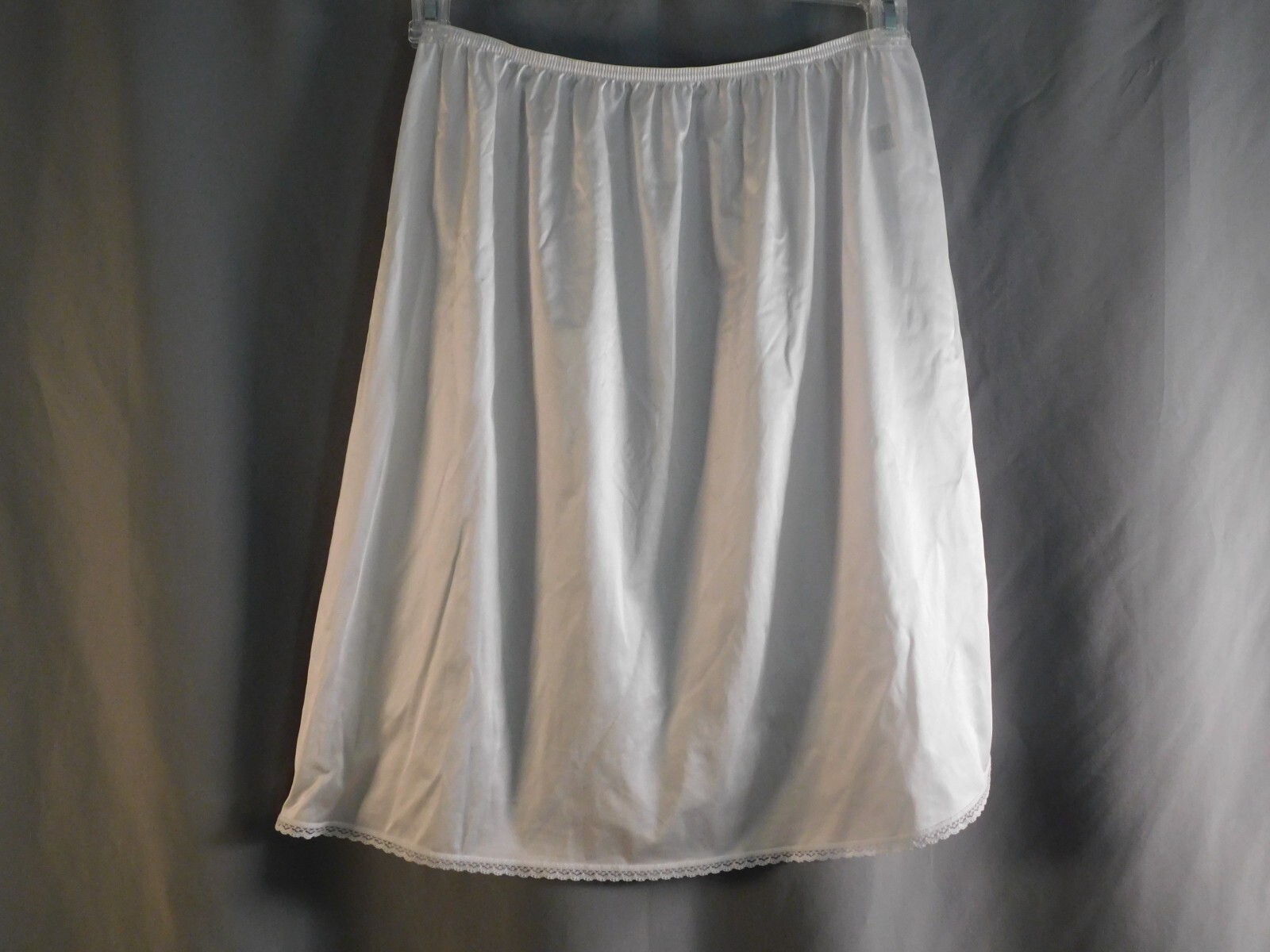 Vanity Fair Half Slip Large Women&rsquo;s White Size Large 22&Prime; Long with Side Slit