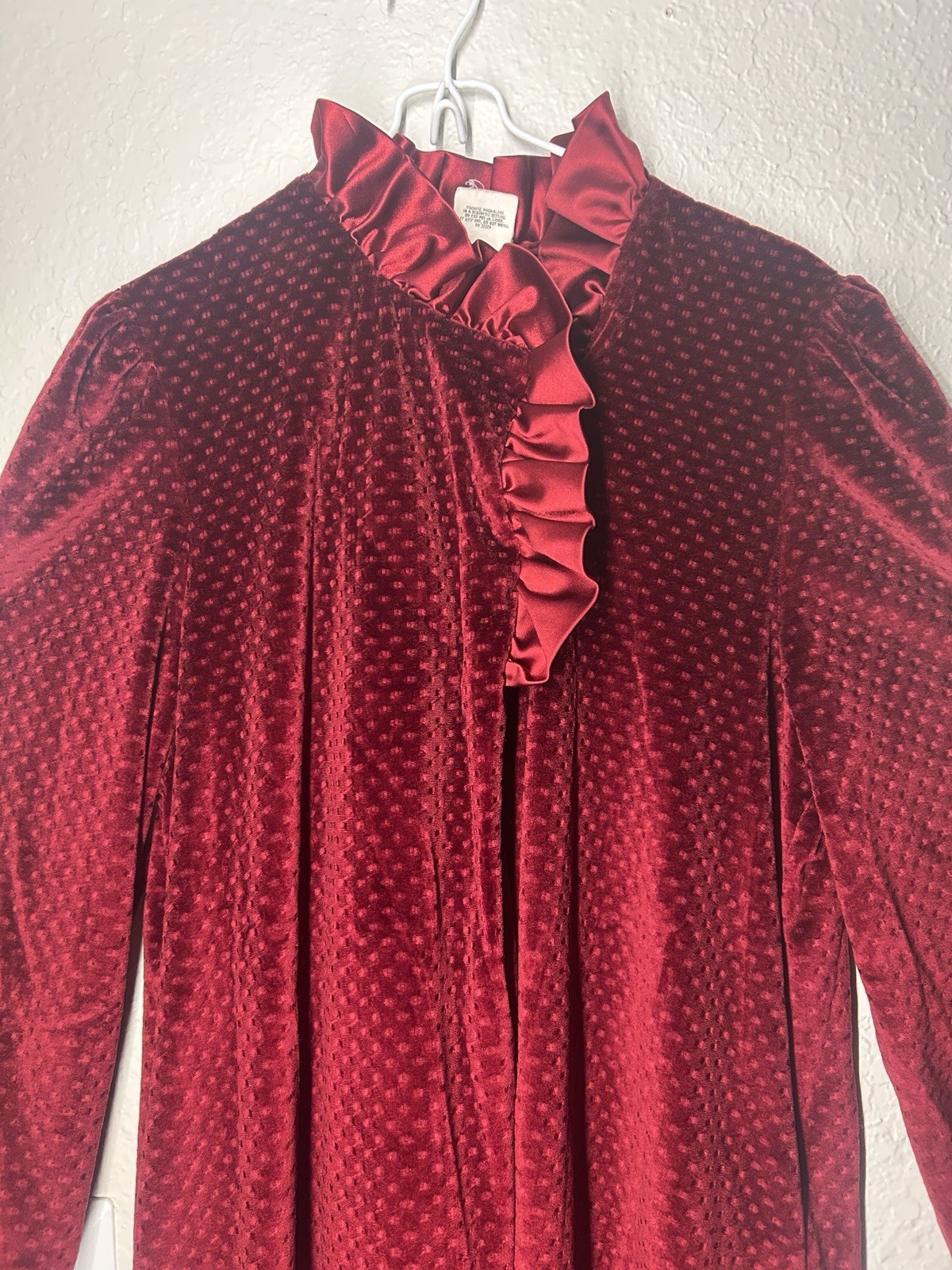 Vintage70’/80’sDonna Richard for Gilligan & O&rsquo;Malley Burgundy Velvet Robe Ruffle