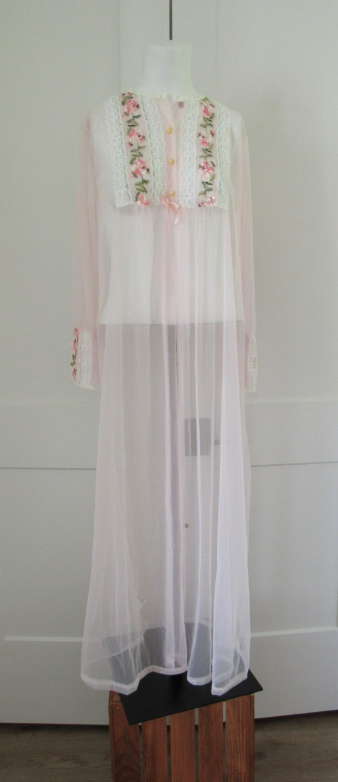 VTG. Circle III Light Pink Embroidered & Lace Open Front Sheer Robe sz M