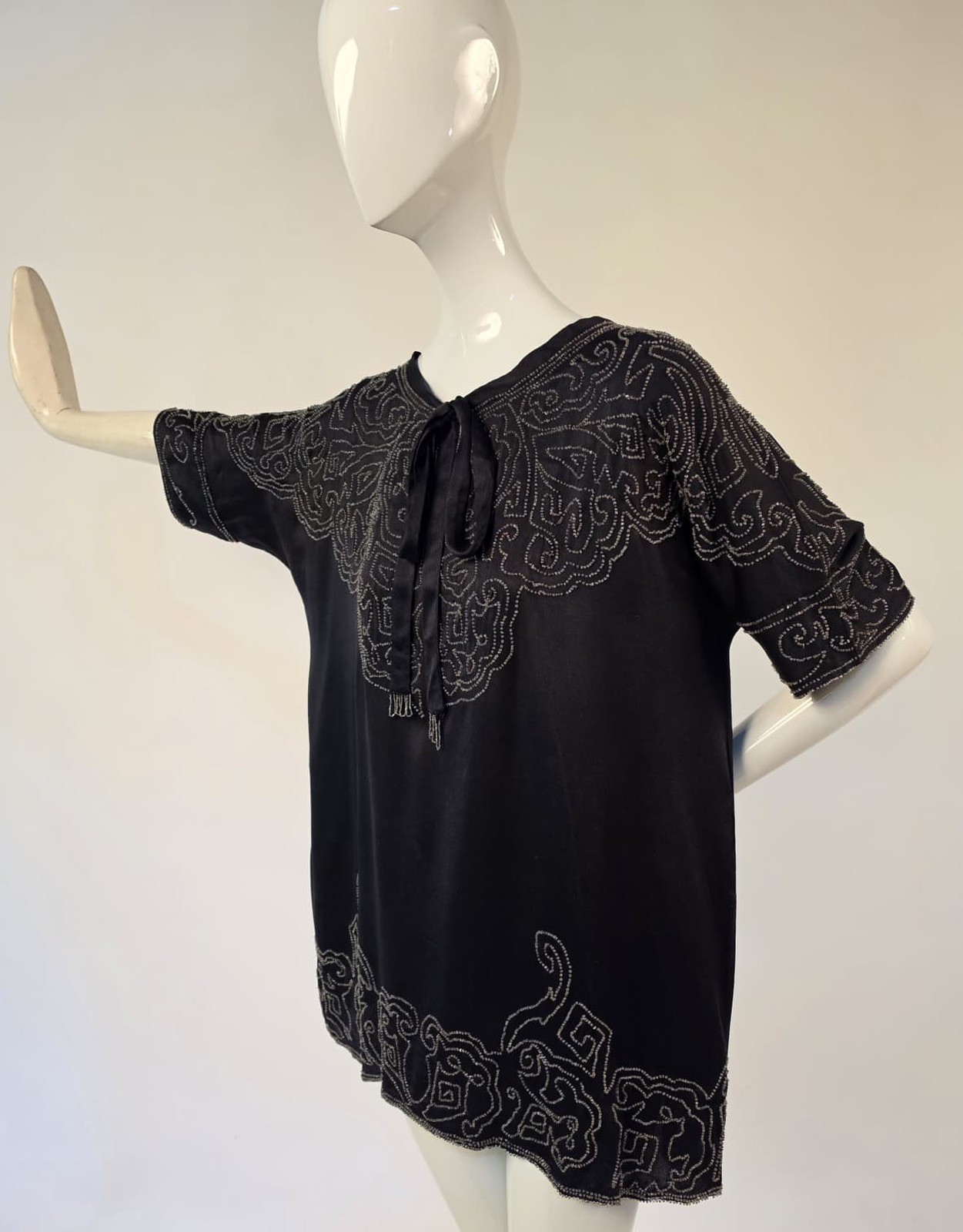 FLAPPER 1920’S ORNATE PATTERN GLASS BEADED SILK BLOUSE W TASSEL TIES 