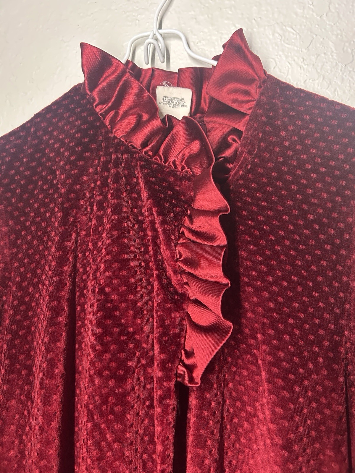 Vintage70’/80’sDonna Richard for Gilligan & O&rsquo;Malley Burgundy Velvet Robe Ruffle