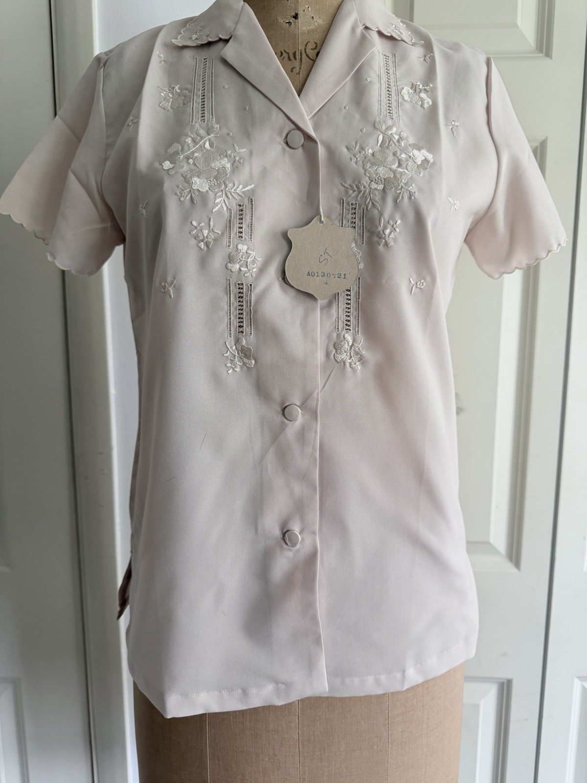 Vintage Daffodil China Hand Embroidered Blouse Short Sleeve Pale Taupe Fits XS/S