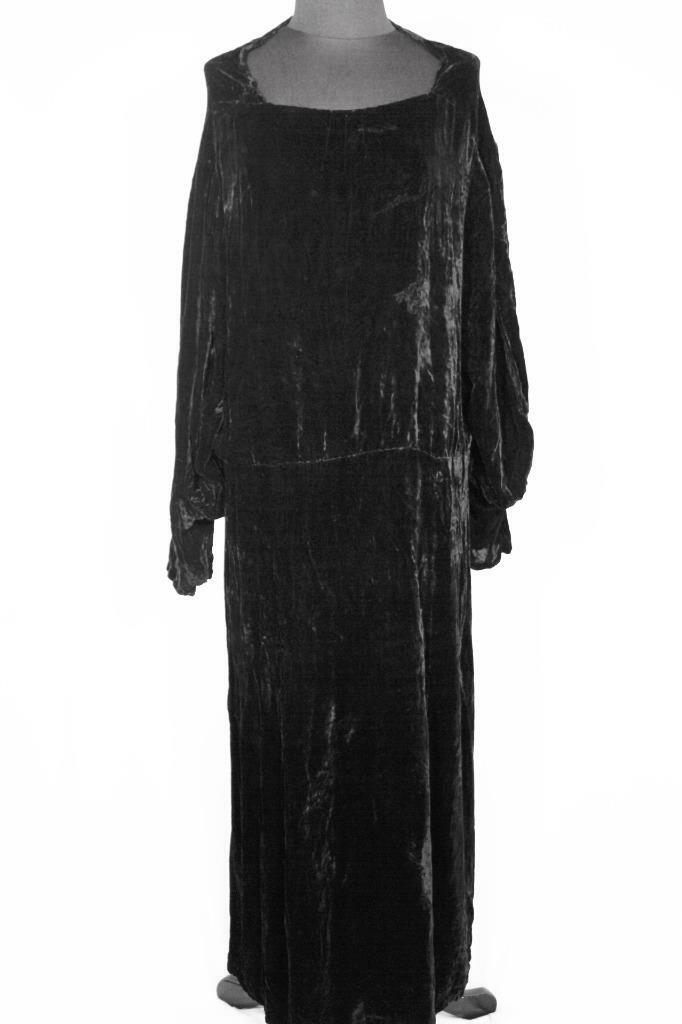 VERY RARE PLUS SIZE 22-24+ VINTAGE 1930&rsquo;S-1940&rsquo;S LONG BLACK VELVET DRESS