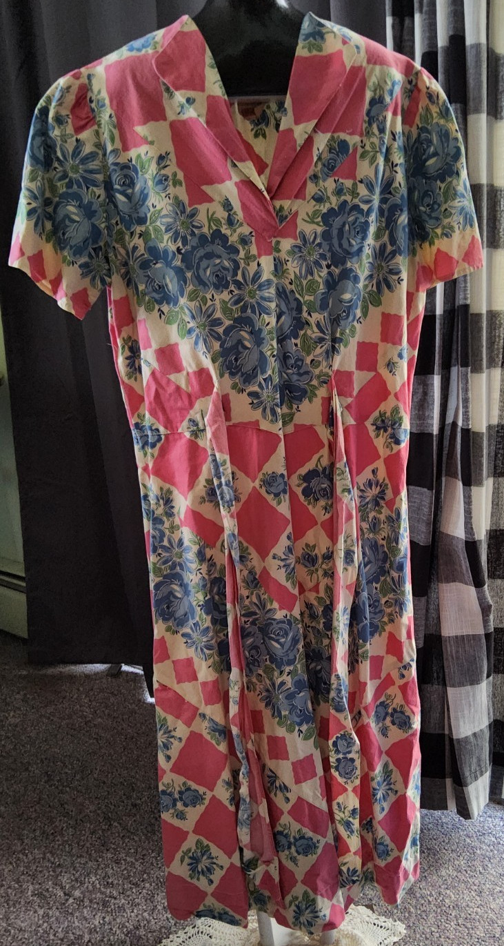 VTG HOUSE DRESS 1940s COTTON PRINT WWII Yrs. Size Small. Pink Blue Floral Checks