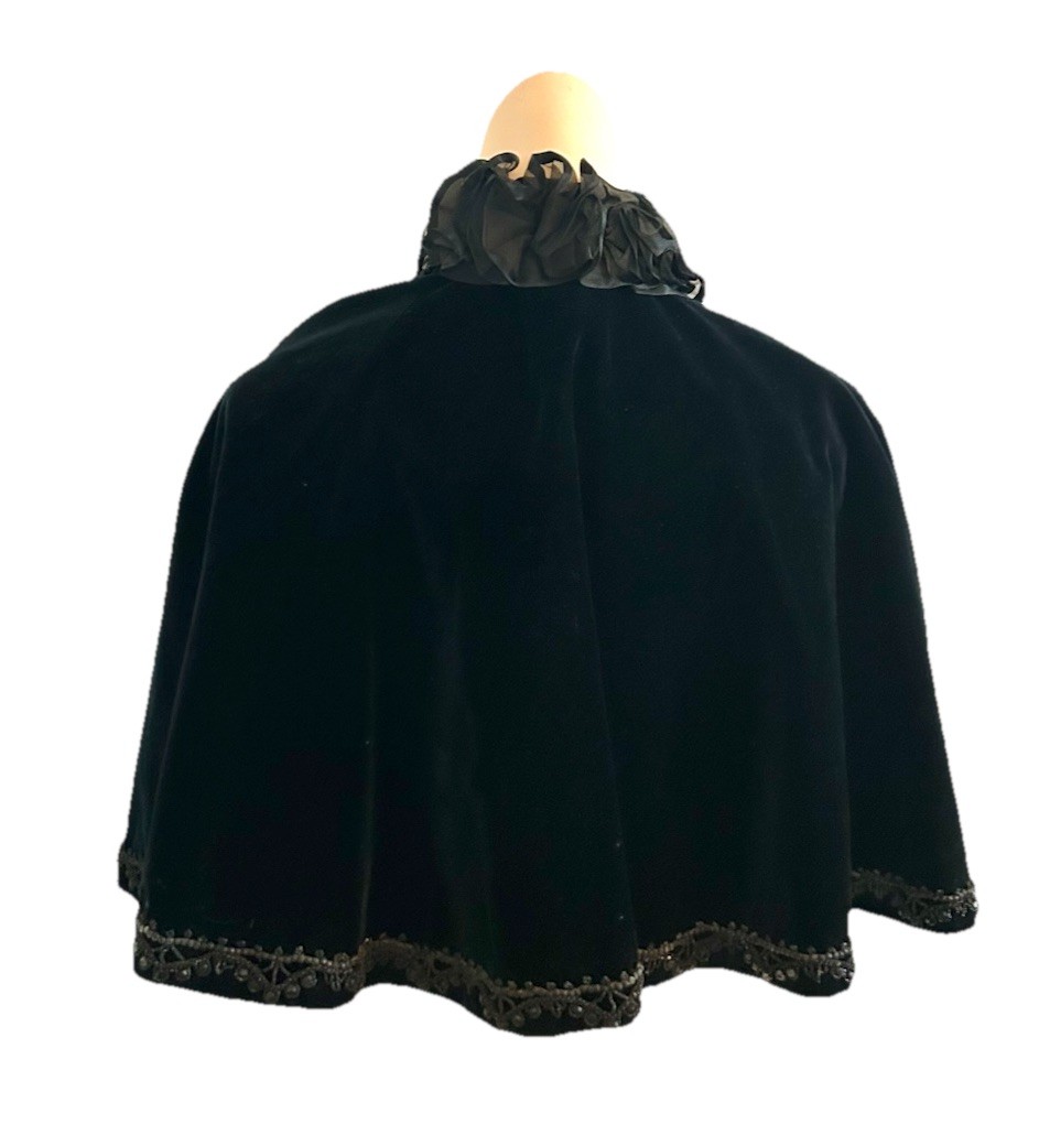 Vtg Victorian Gothic Steampunk Witchy Velvet Capelet Cape Beaded Ruffle Collar