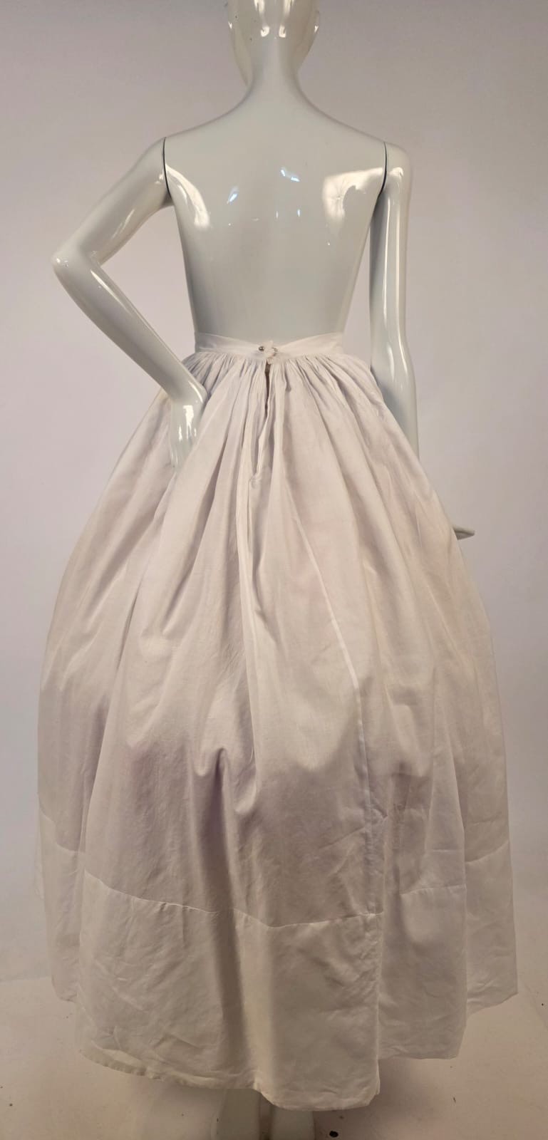 VICTORIAN 19TH C PLAIN WHITE COTTON BUSTLE SKIRT / PETTICOAT