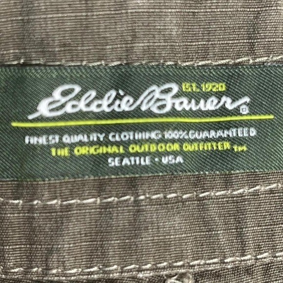 Eddie Bauer VTG 4 Women&rsquo;s Army green cargo shorts. 100% cotton. Made in USA