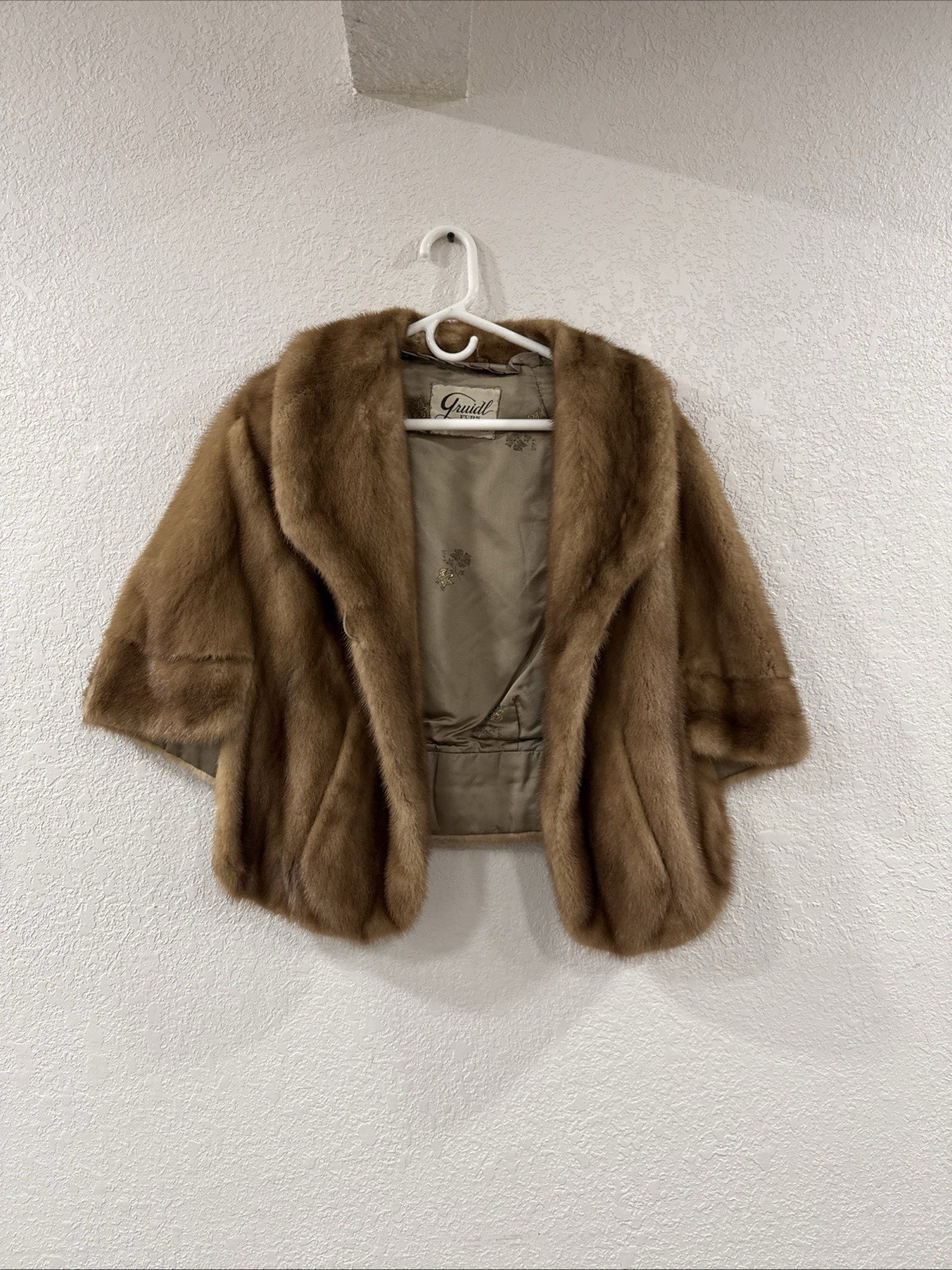 Gruidl Furs Minneapolis Women&rsquo;s Fur Coat Short Sleeve , No Size EST Sm-med