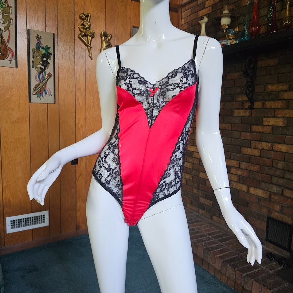 Vintage 80s Goth Vamp Valentine Red Heart Lace Snap Teddy Lingerie Bodysuit S/M