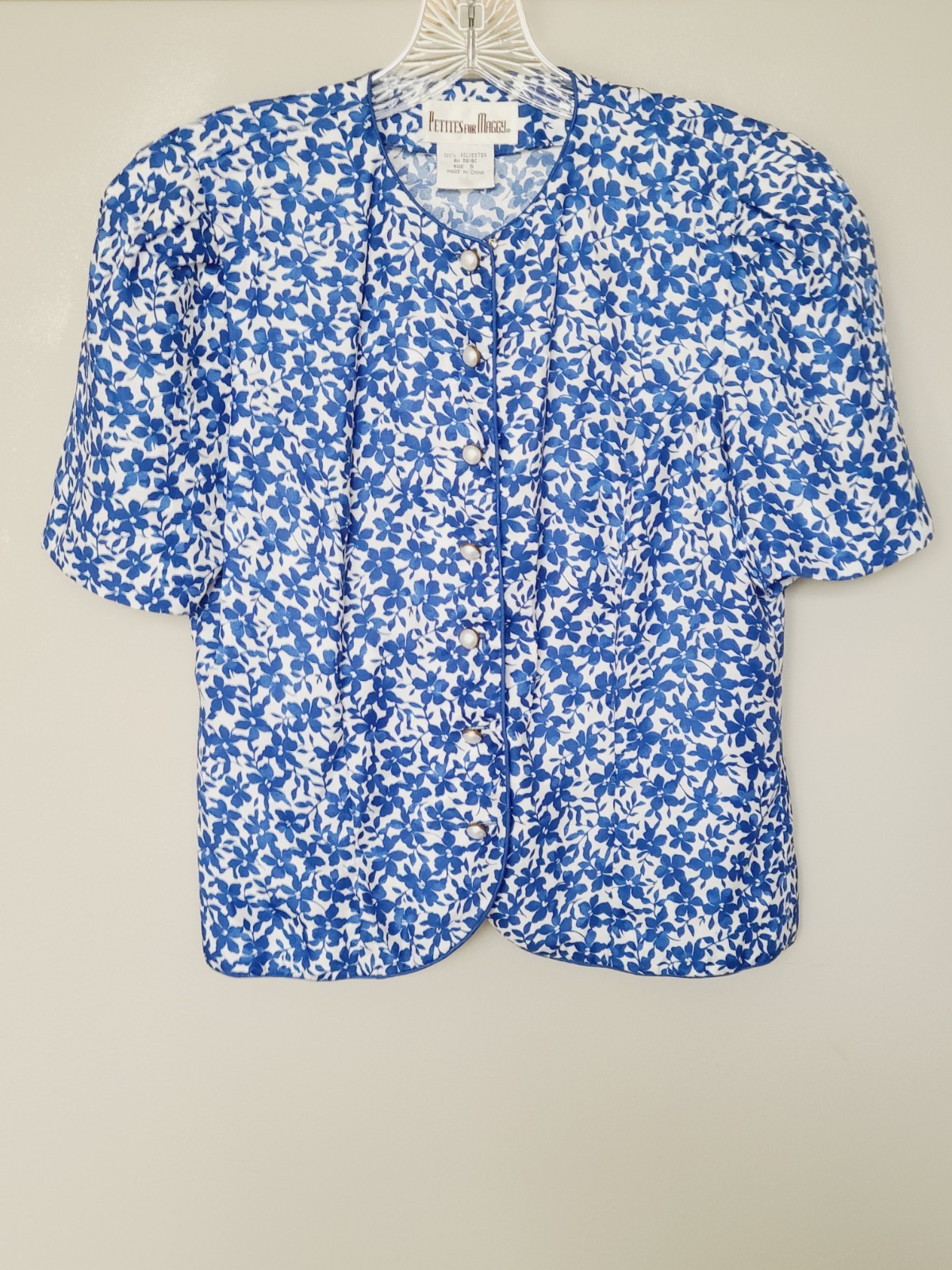 Petites For Maggy Top Size 6 Blue Floral Pearl Buttons Back Seams Vintage Lady