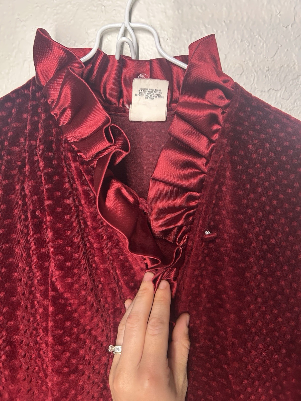 Vintage70’/80’sDonna Richard for Gilligan & O&rsquo;Malley Burgundy Velvet Robe Ruffle