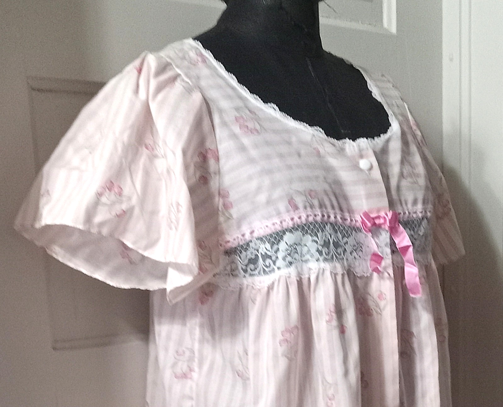 80&rsquo;s PREVIEWS Button Up Pink Stripe Floral Robe Lace Accent M