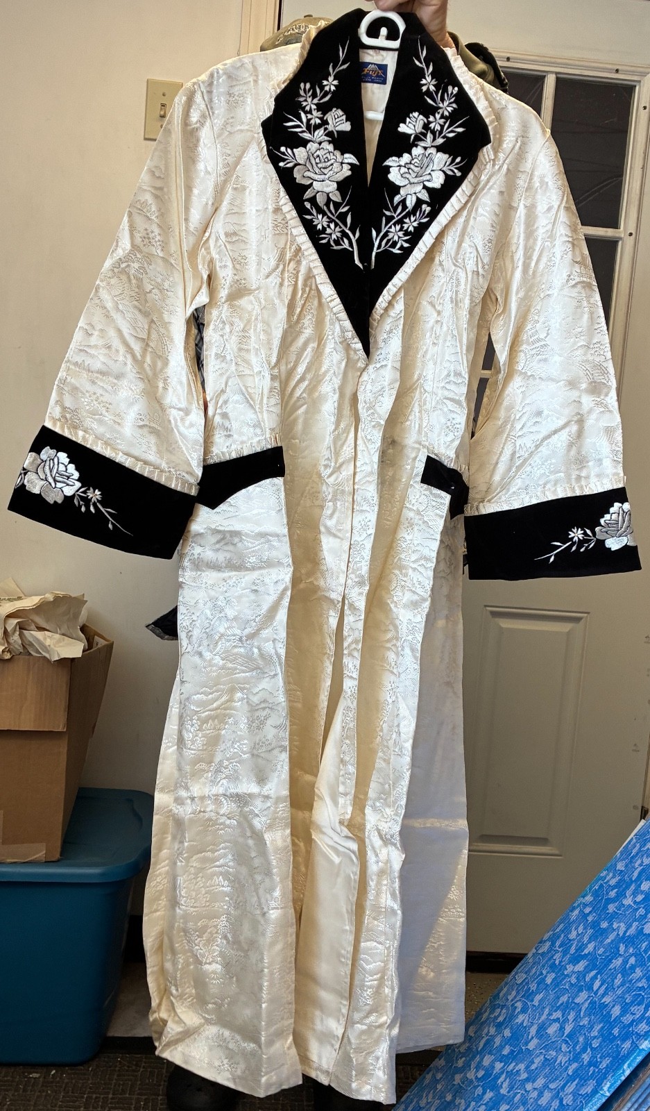 1950’s Kogyo White Damask & Black Velvet White Floral Embroidered Robe Size L