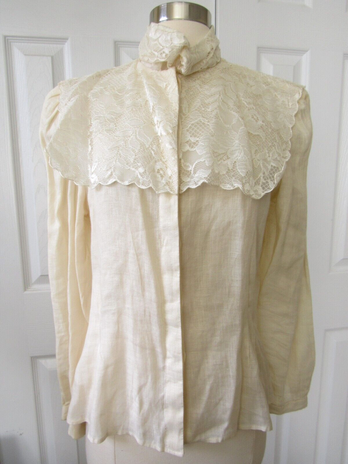 Vintage Cloak of Many Colors Ivory Linen L/S Lace Collar Bib Victorian Blouse S