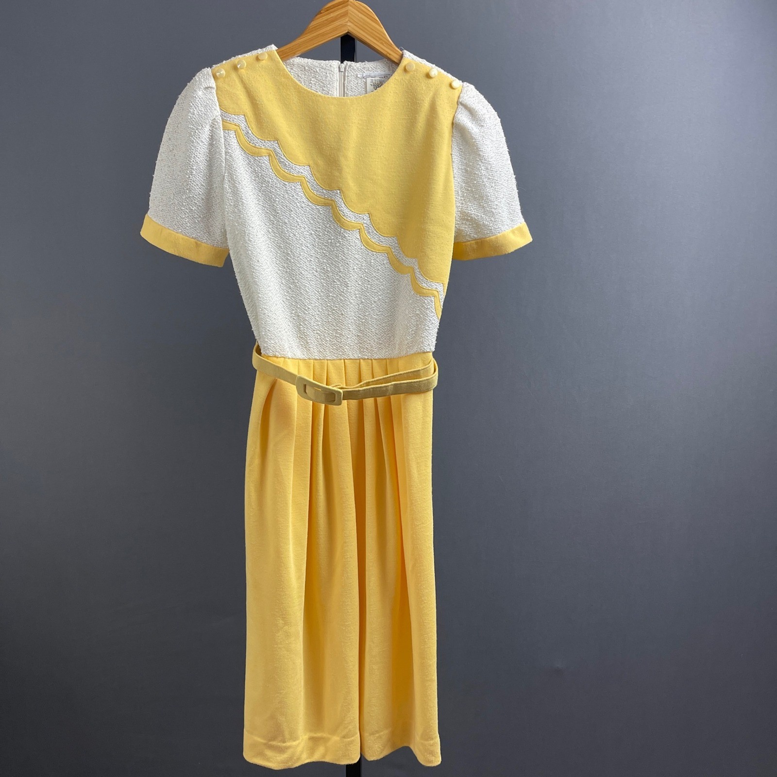 Vintage 80&rsquo;s Scalloped Short Sleeve Belted Dress Yellow White Size 10 Leslie Fay