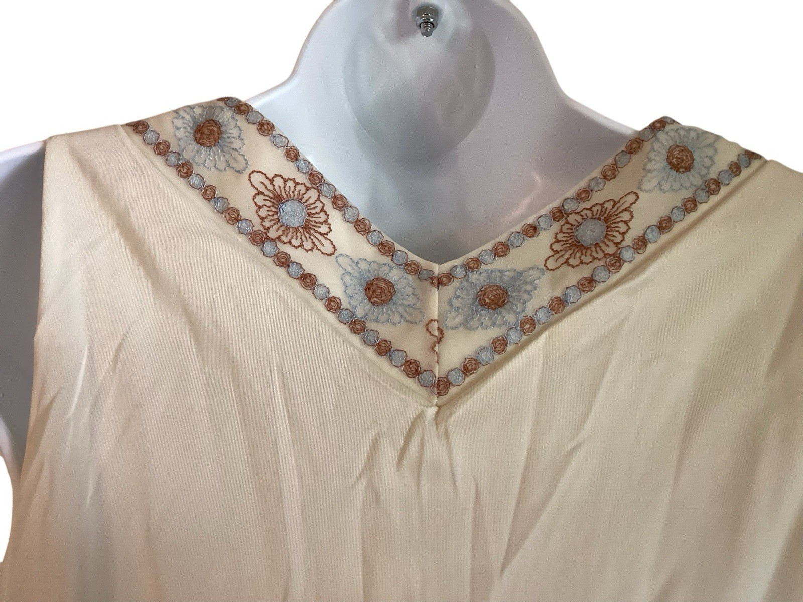 Vintage Silky Beige 100% NYLON & LACE Slip Nightgown Negligee Embroidered Med
